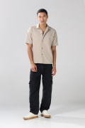 Camisa blanca con rayas, cuello resort y diseño college