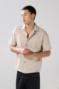 Camisa blanca con rayas, cuello resort y diseño college
