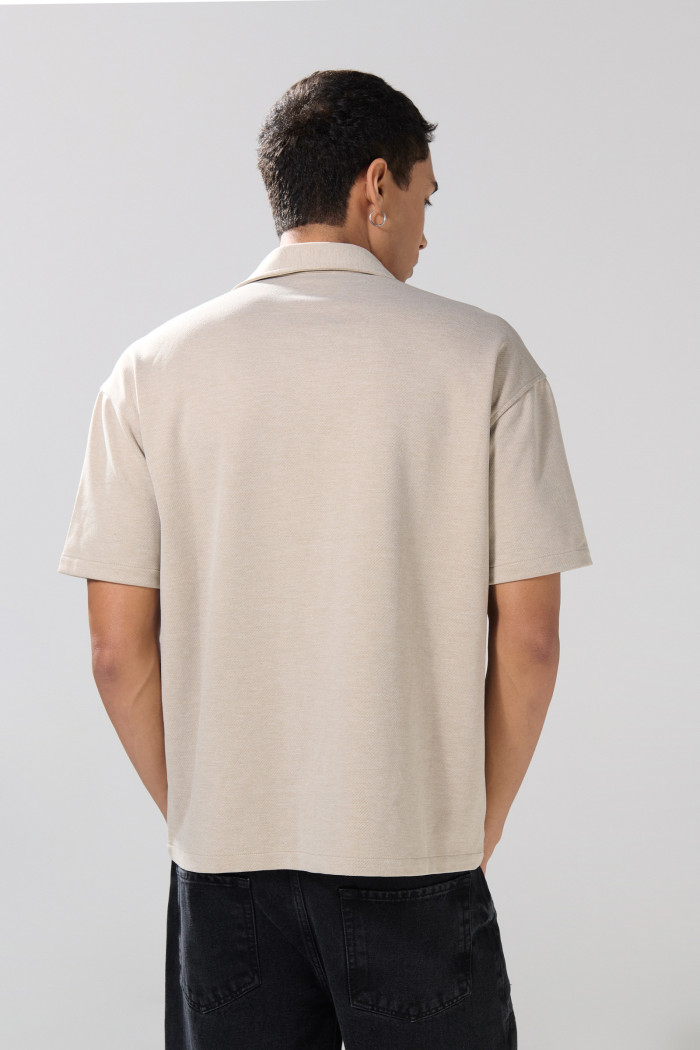 Camisa blanca con rayas, cuello resort y diseño college