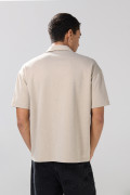 Camisa blanca con rayas, cuello resort y diseño college