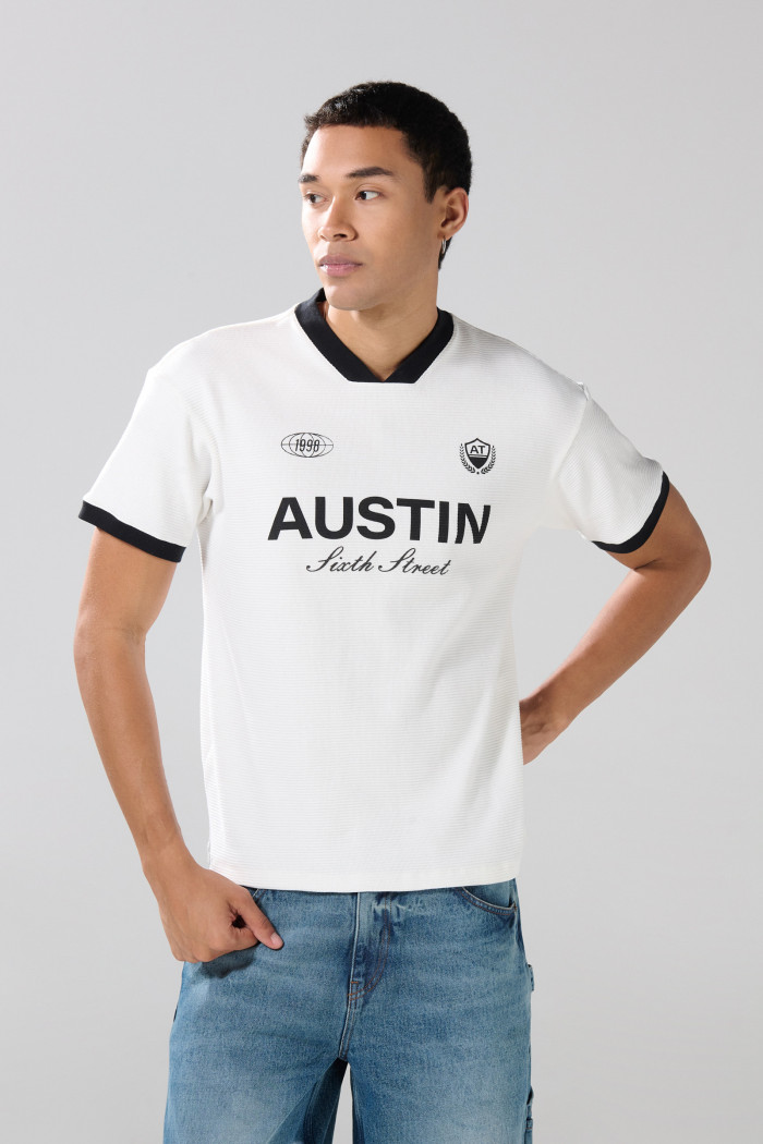 Camiseta cuello V crema clara college con contrastes