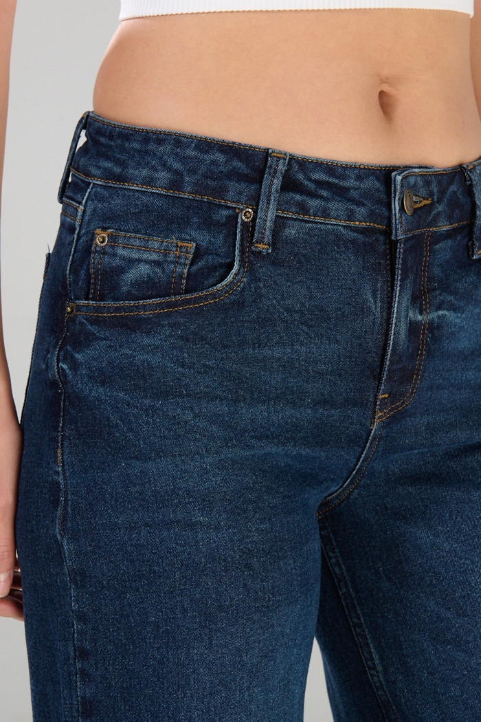Jean azul oscuro flare bota ancha con tiro medio