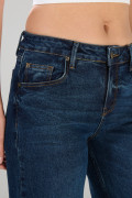 Jean azul oscuro flare bota ancha con tiro medio