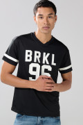 Camiseta negra con estampados college y cuello V
