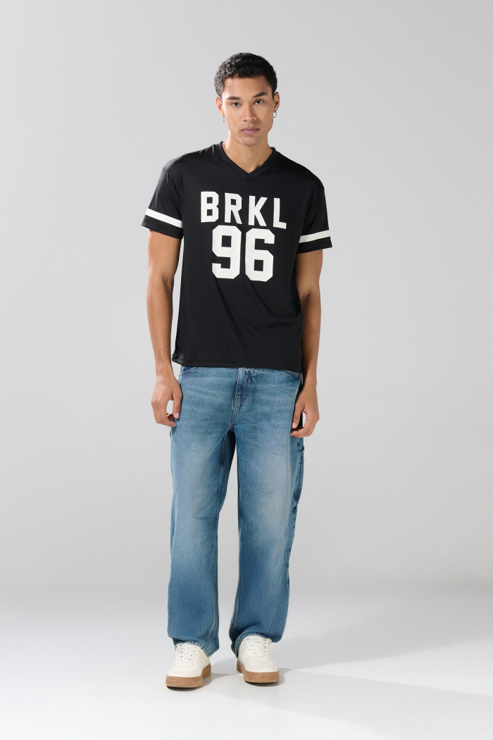 Camiseta negra con estampados college y cuello V