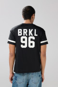 Camiseta negra con estampados college y cuello V