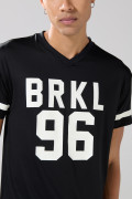 Camiseta negra con estampados college y cuello V