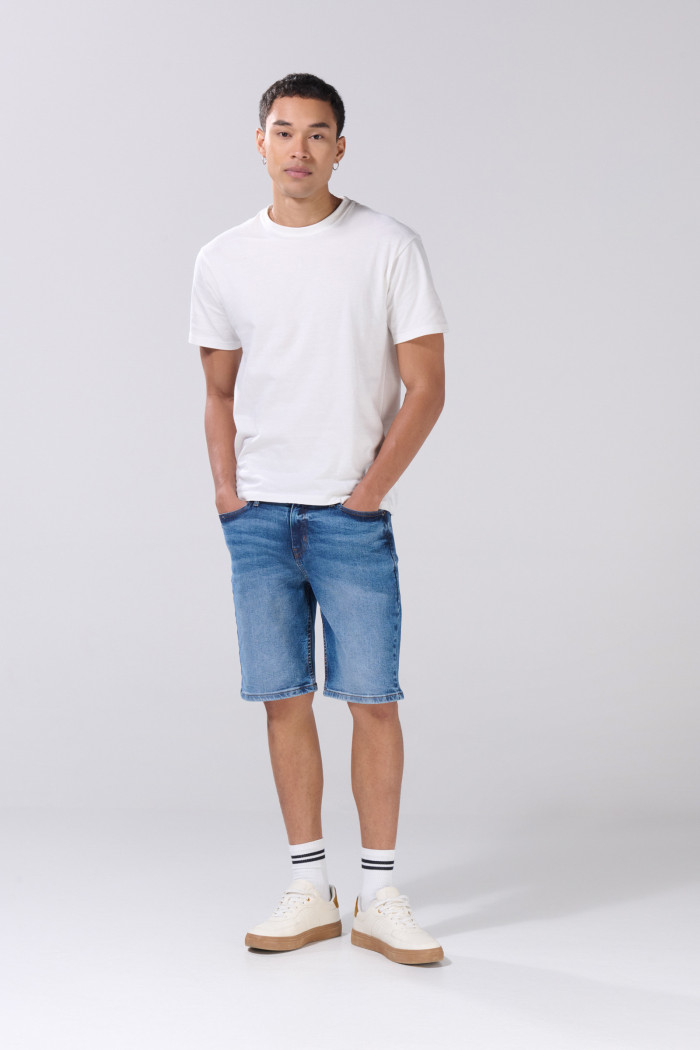 Bermuda slim azul medio de jean tiro bajo con desgastes