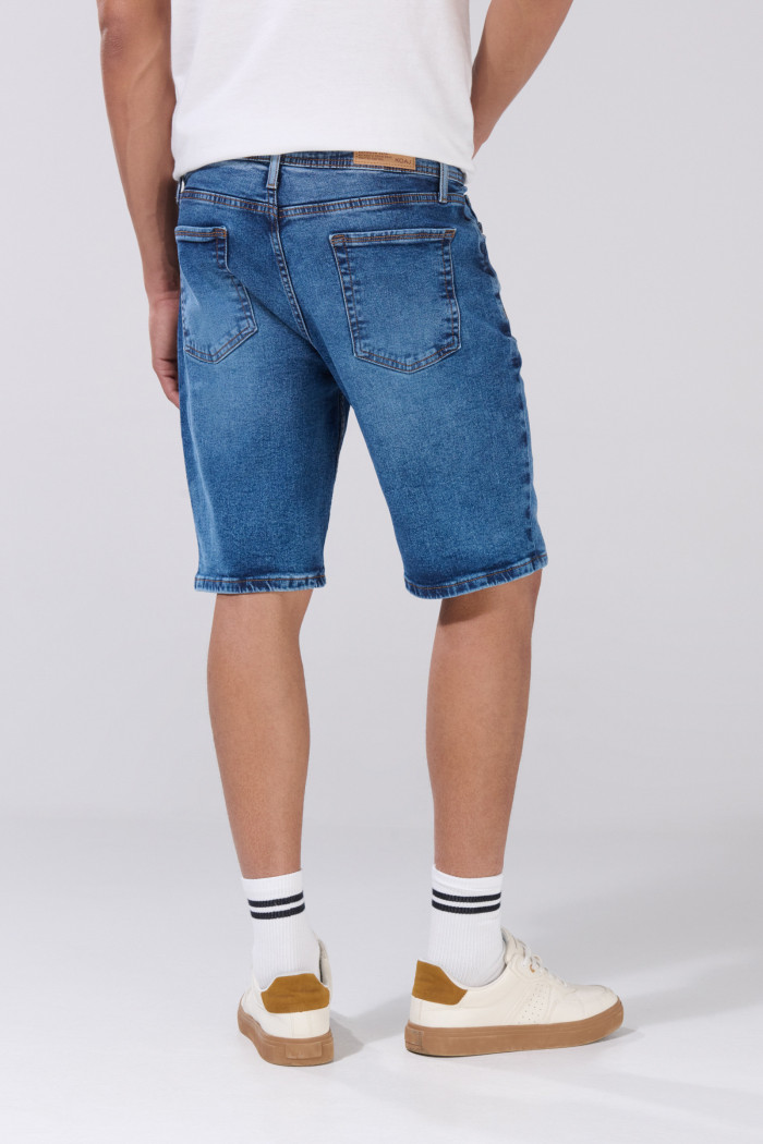 Bermuda slim azul medio de jean tiro bajo con desgastes