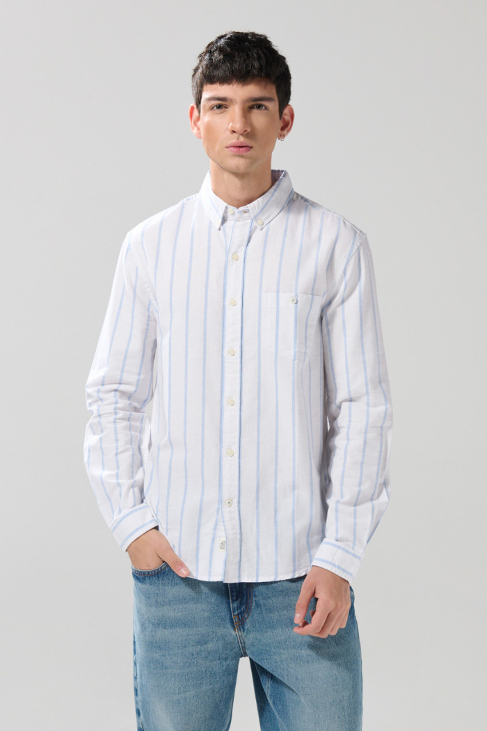 Camisa unicolor a rayas con manga larga y cuello button down