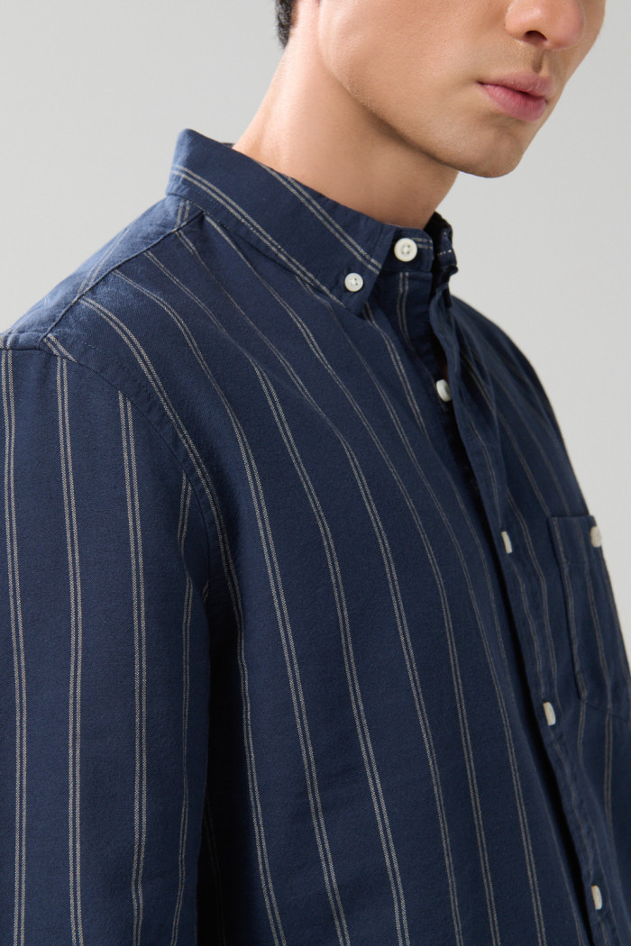 Camisa unicolor a rayas con manga larga y cuello button down