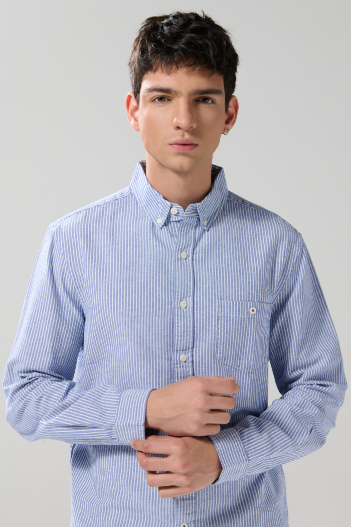 Camisa unicolor a rayas con manga larga y cuello button down