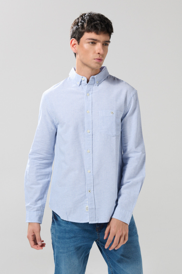 Camisa unicolor a rayas con manga larga y cuello button down