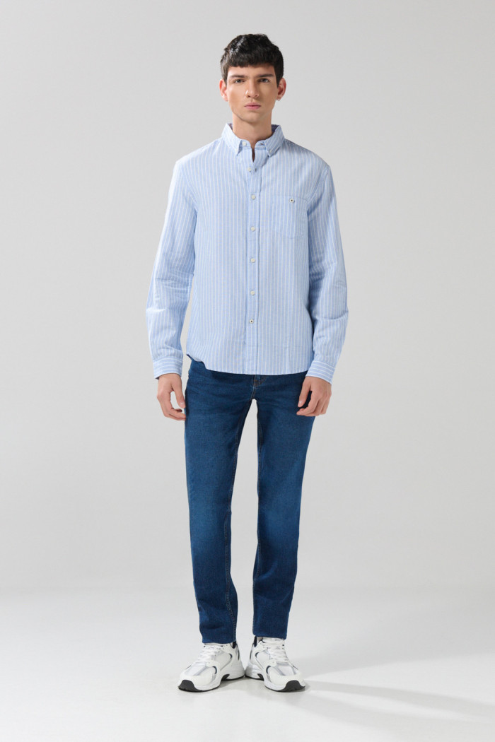 Camisa unicolor a rayas con manga larga y cuello button down