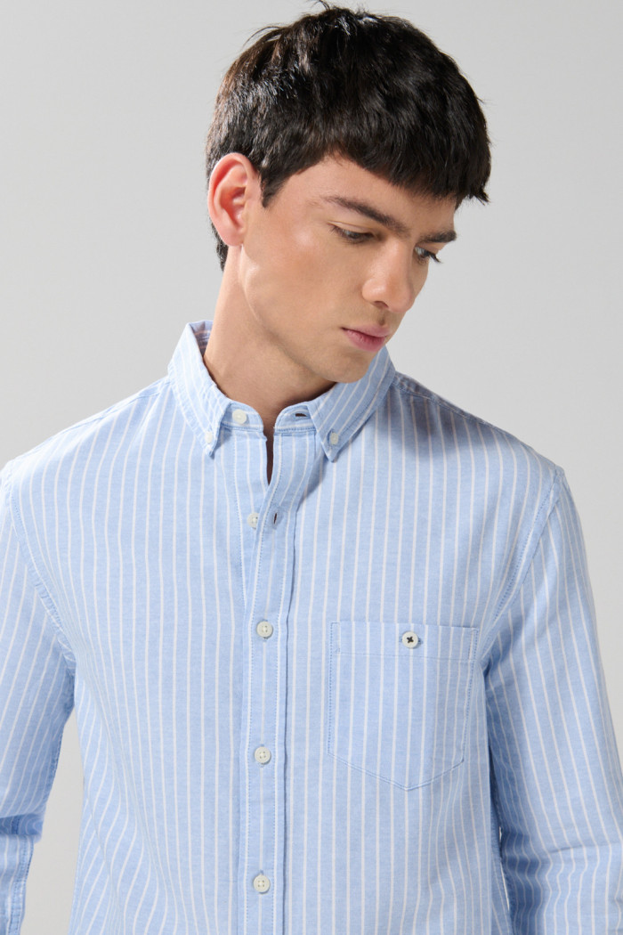 Camisa unicolor a rayas con manga larga y cuello button down