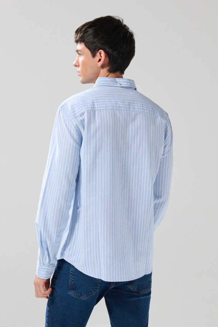 Camisa unicolor a rayas con manga larga y cuello button down