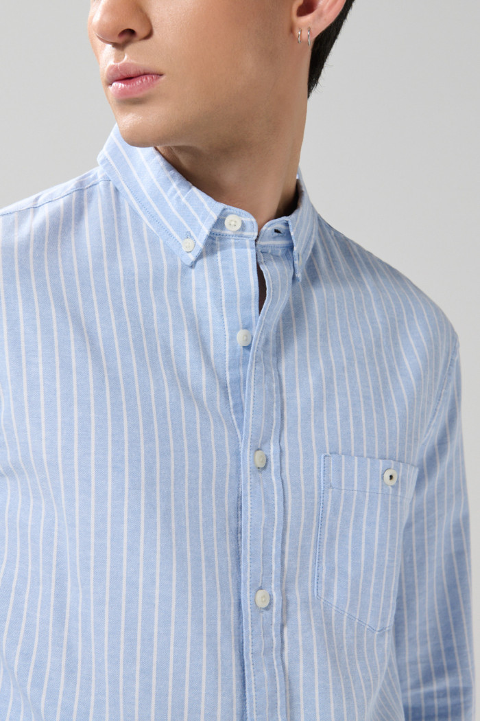 Camisa unicolor a rayas con manga larga y cuello button down