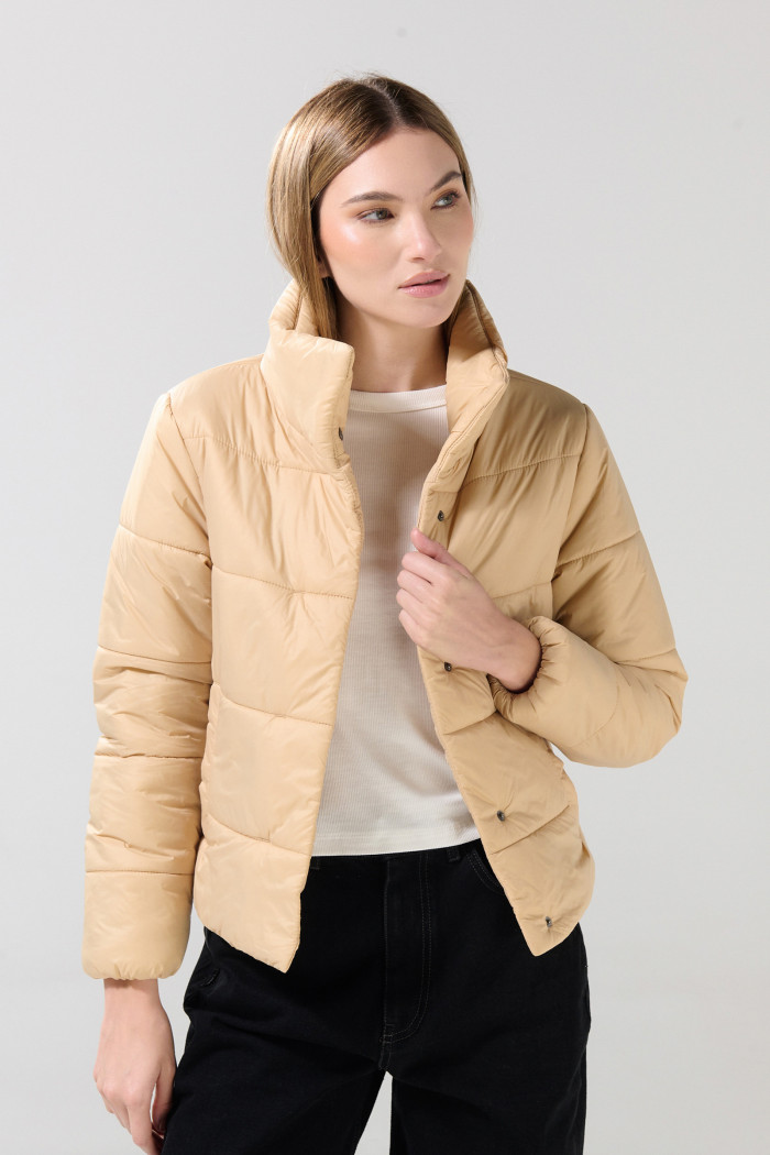 Chaqueta unicolor cuello alto acolchada con broches