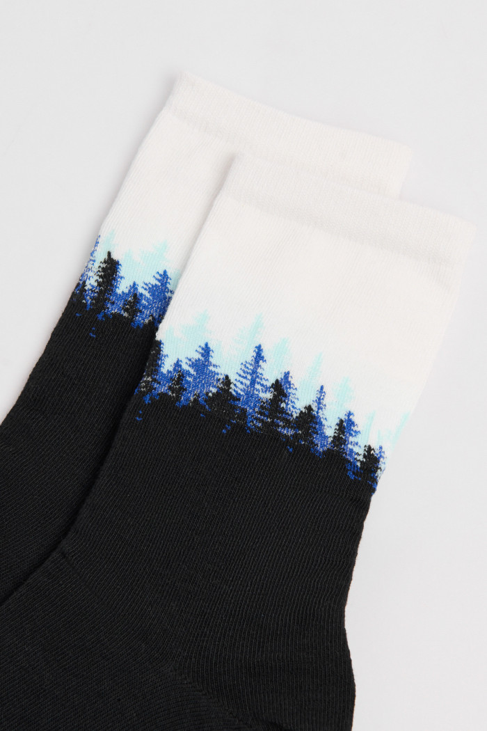 Medias largas azules intensas con diseño de paisaje