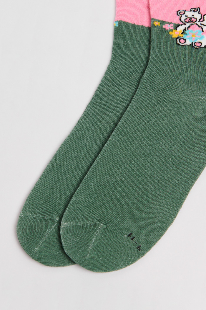 Medias verdes oscuras largas con diseño de osito y corte