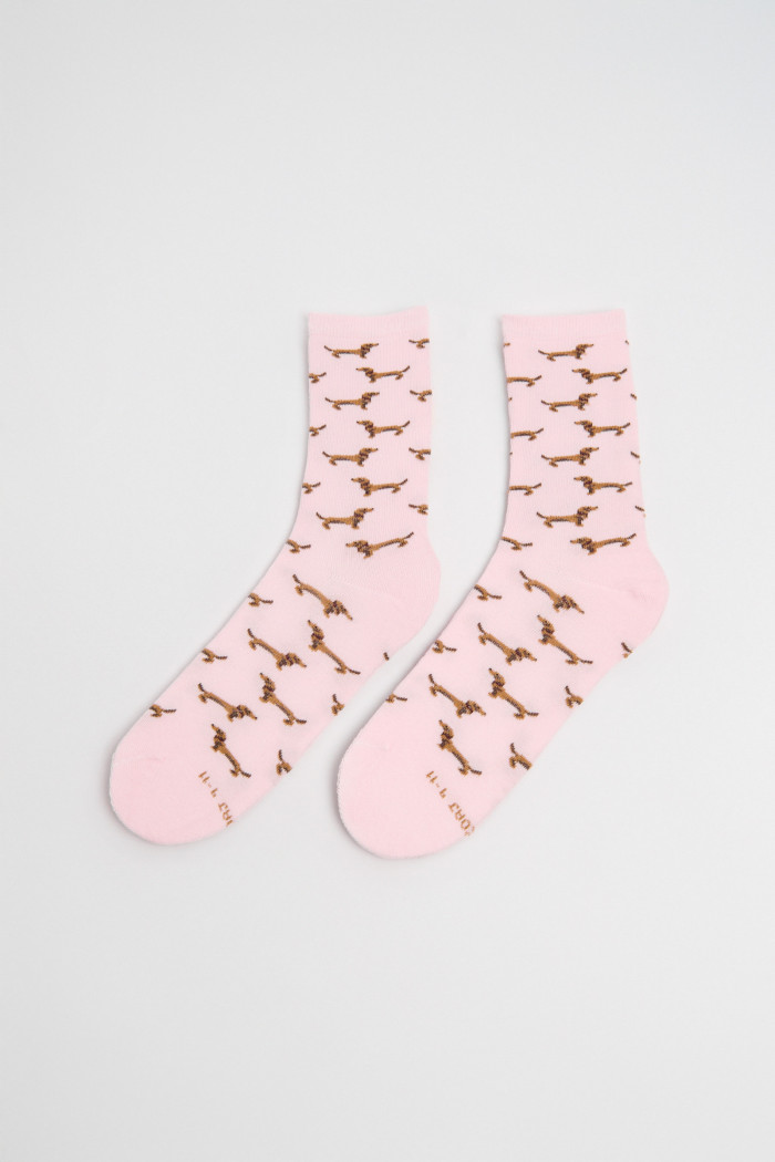 Medias rosadas largas con diseños de perritos salchicha
