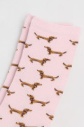 Medias rosadas largas con diseños de perritos salchicha