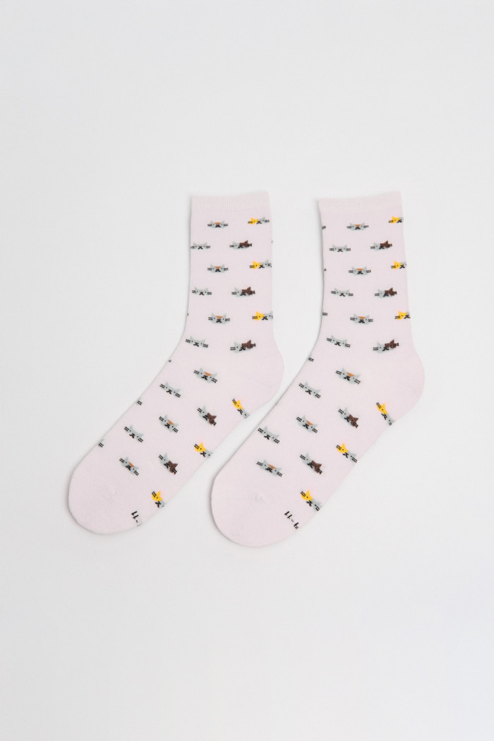 Medias unicolores largas con diseños de gatitos