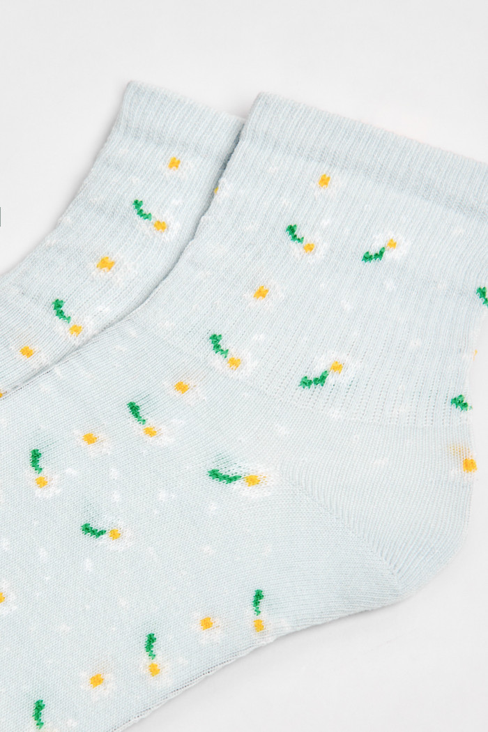Medias cortas azules claras con diseños de flores