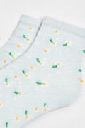 Medias cortas azules claras con diseños de flores