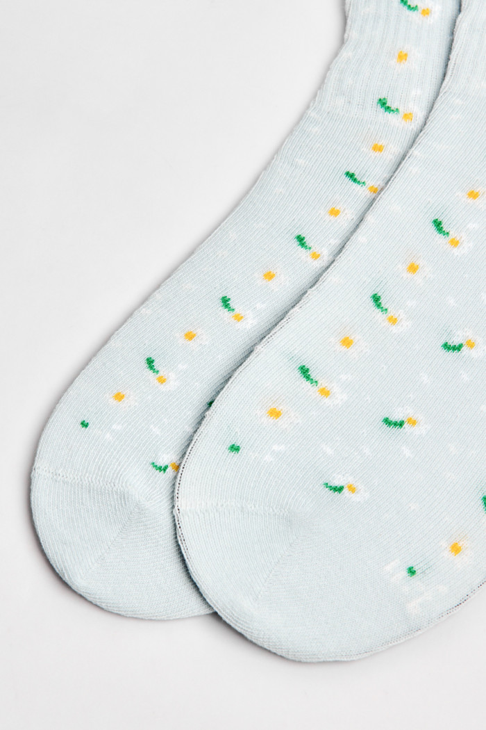 Medias cortas azules claras con diseños de flores