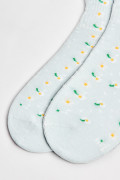 Medias cortas azules claras con diseños de flores