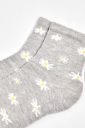Medias cortas unicolores con flores en contraste