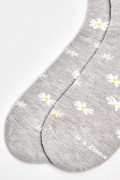 Medias cortas unicolores con flores en contraste