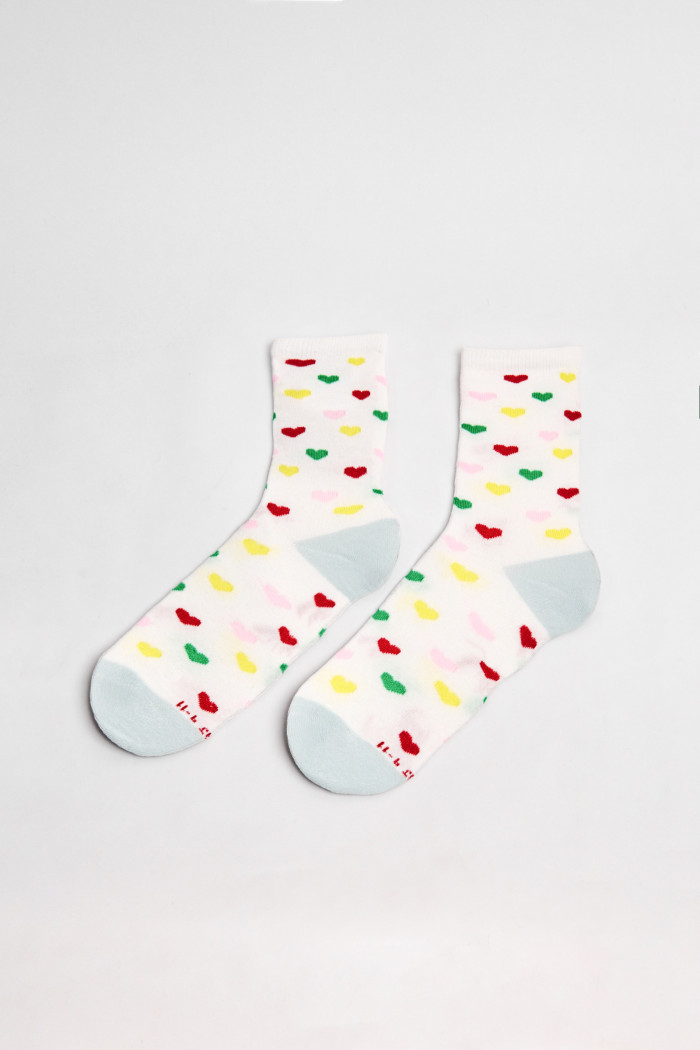Medias largas unicolores con diseños de corazones coloridos