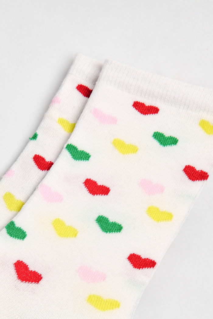 Medias largas unicolores con diseños de corazones coloridos