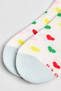 Medias largas unicolores con diseños de corazones coloridos