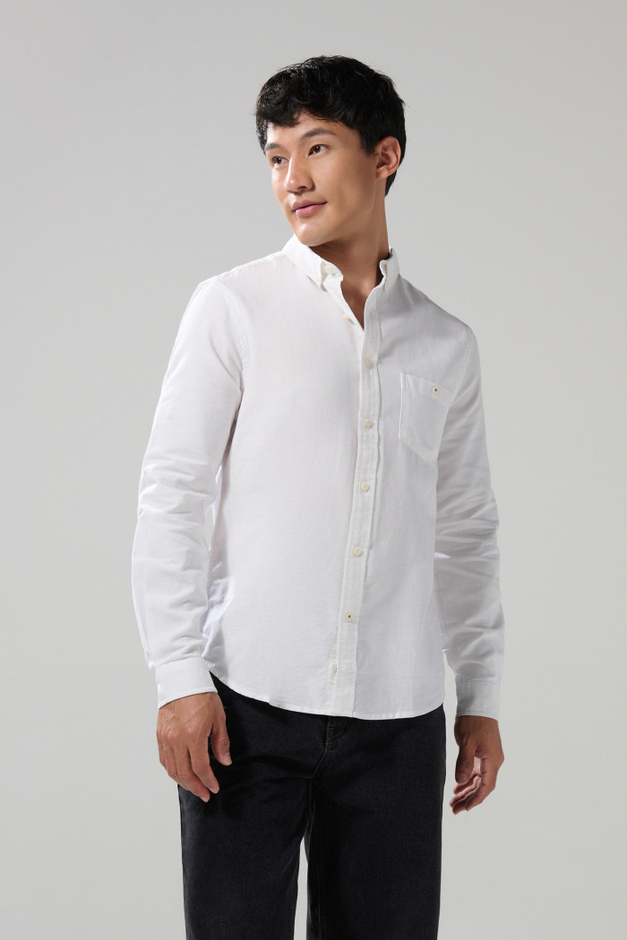 Camisa con cuello button down unicolor y manga larga