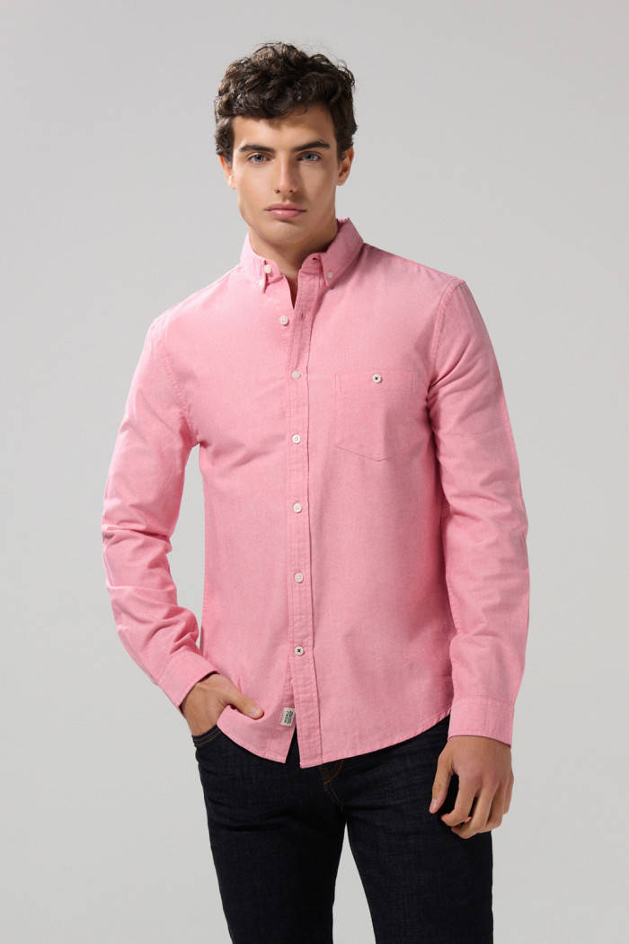 Camisa con cuello button down unicolor y manga larga