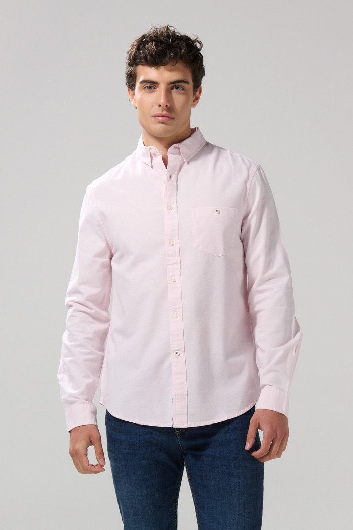 Camisa con cuello button down unicolor y manga larga