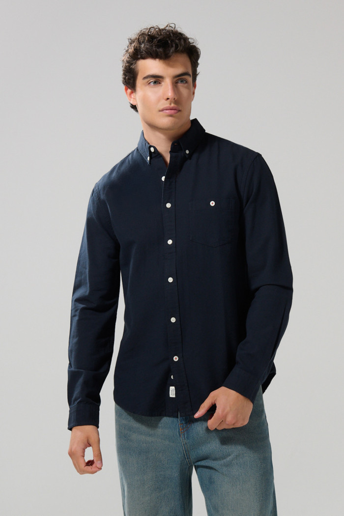 Camisa con cuello button down unicolor y manga larga