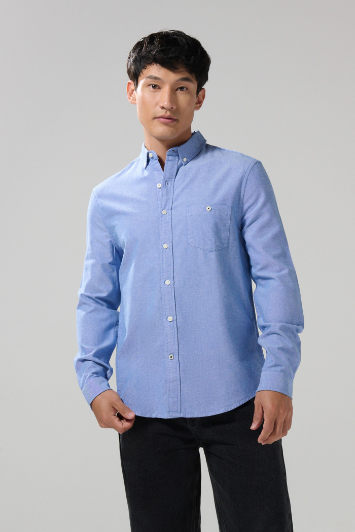 Camisa con cuello button down unicolor y manga larga