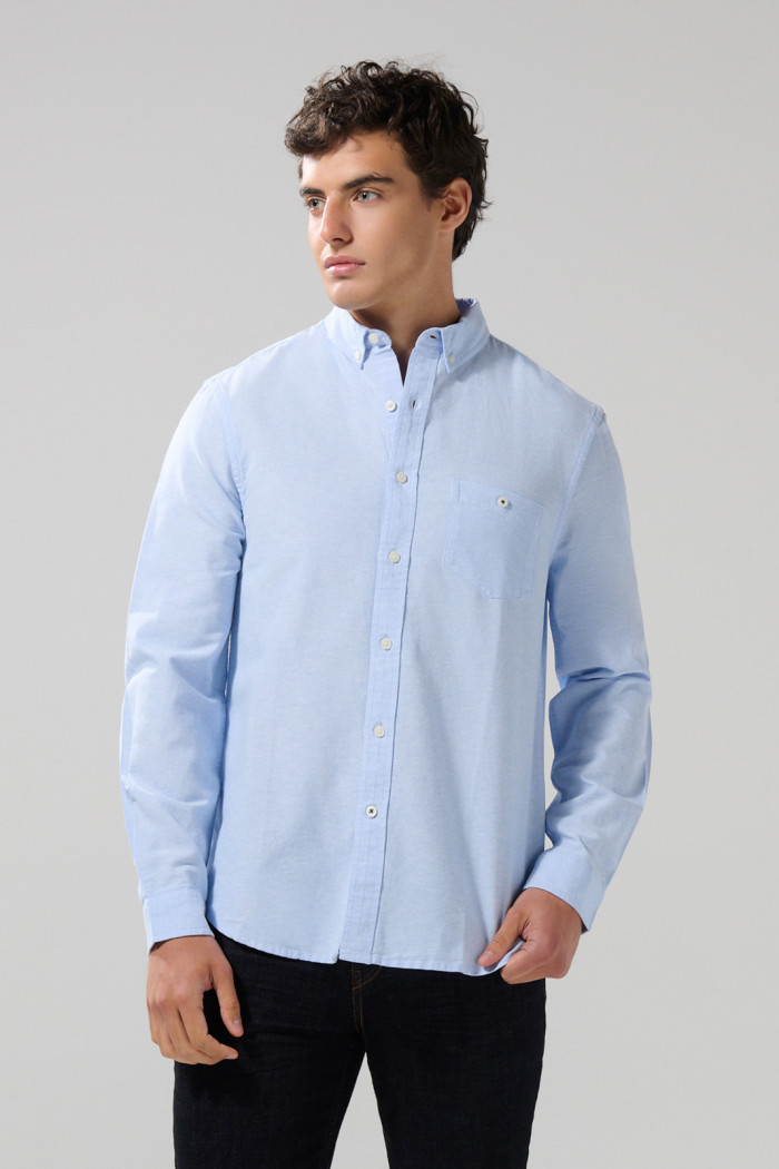 Camisa con cuello button down unicolor y manga larga