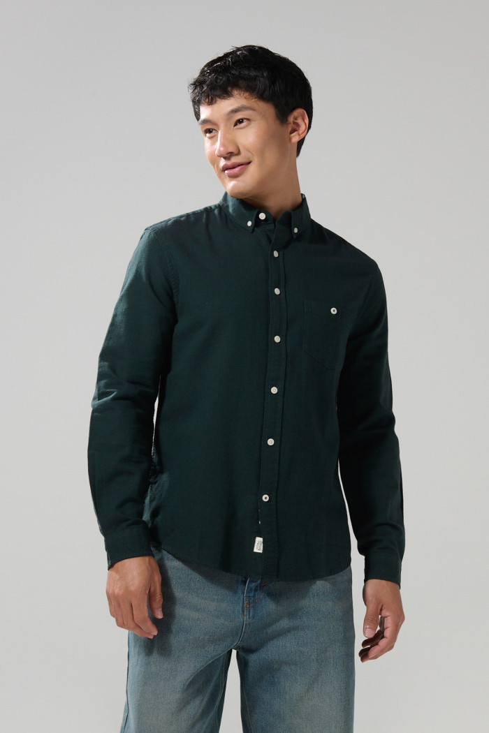 Camisa con cuello button down unicolor y manga larga