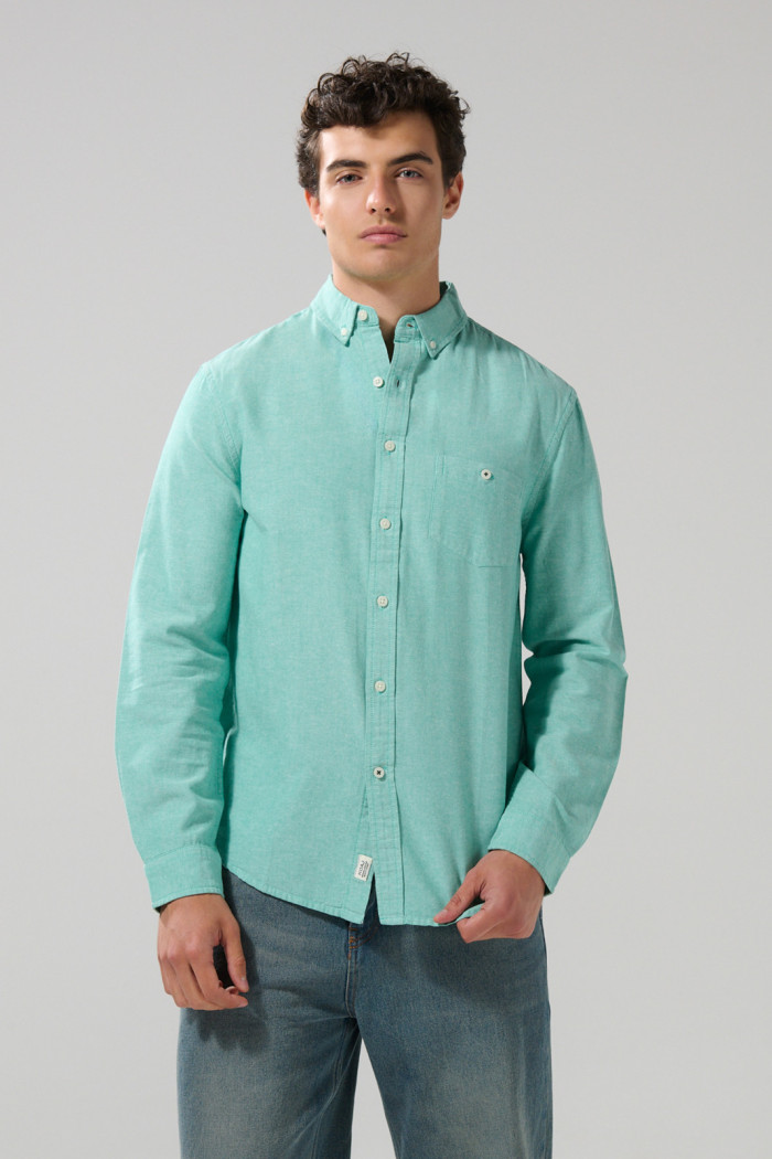 Camisa con cuello button down unicolor y manga larga