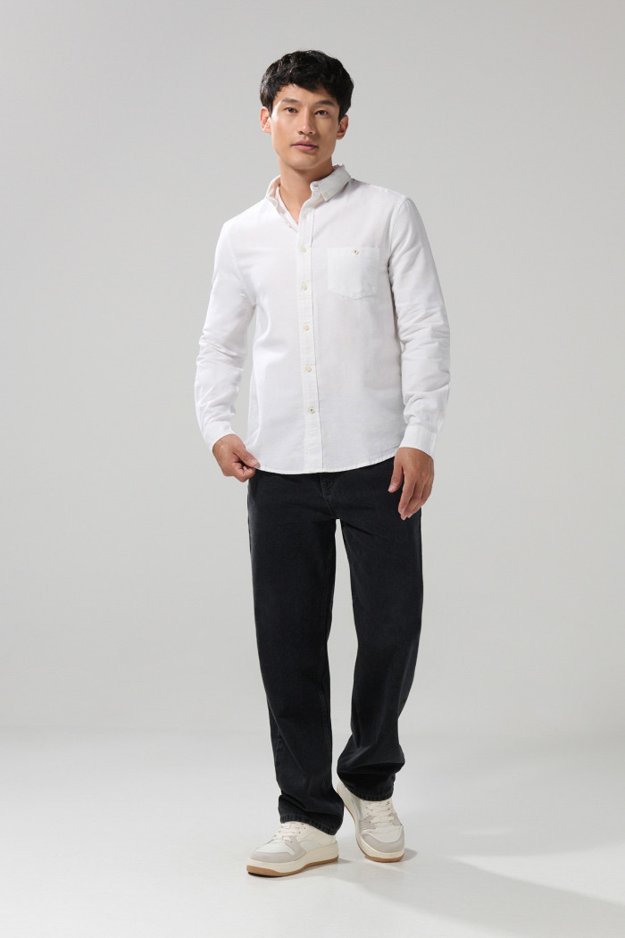 Camisa con cuello button down unicolor y manga larga