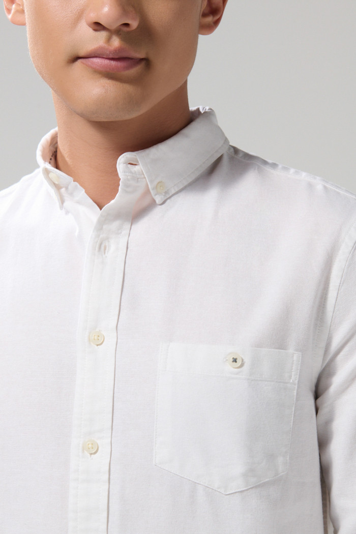 Camisa con cuello button down unicolor y manga larga
