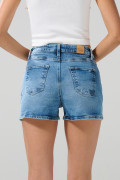 Short azul medio de jean tiro alto con desgastes y bolsillos
