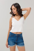 Short tiro alto de jean azul medio con ligeros desgastes