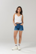 Short tiro alto de jean azul medio con ligeros desgastes