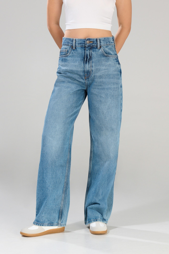 Jean azul medio baggy con bota ancha y bolsillos
